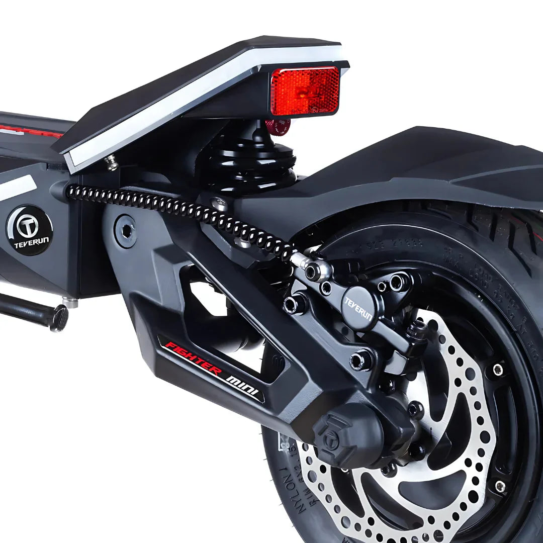Detaljan prikaz stražnjeg ovjesa, kotača i kočnice električnog romobila Teverun Fighter Mini Pro