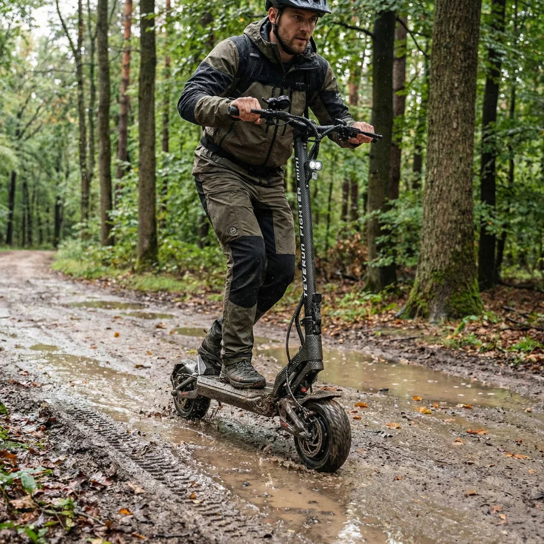Električni romobil Teverun Fighter Mini Pro 2026 u vožnji po blatnjavoj šumskoj stazi