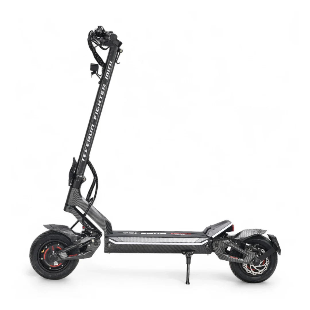 Električni romobil Teverun Fighter Mini Pro, pogled sa strane na crni model s karbonskim detaljima