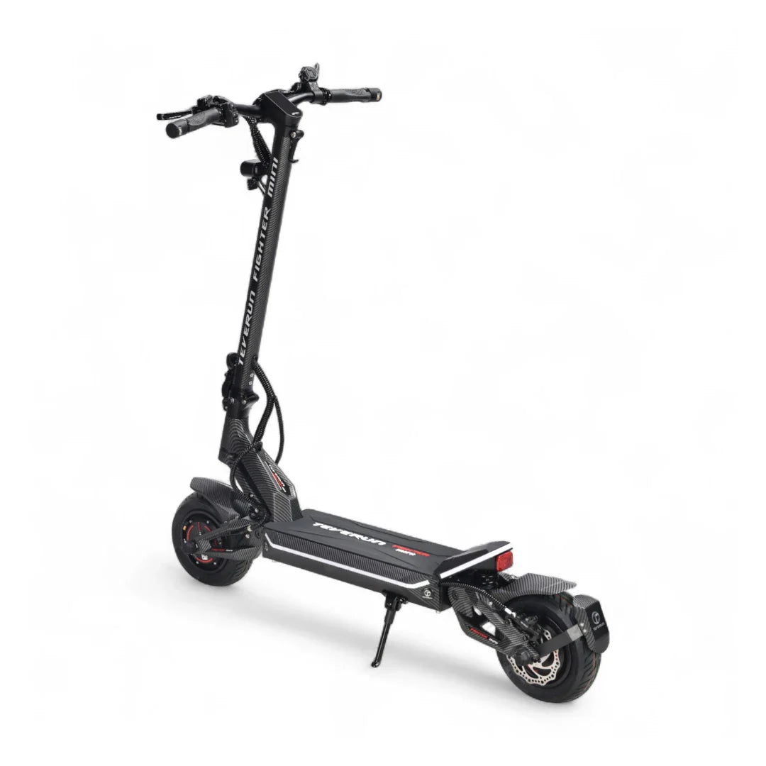 Crni električni romobil Teverun Fighter Mini Pro 2026, pogled s boka na bijeloj pozadini