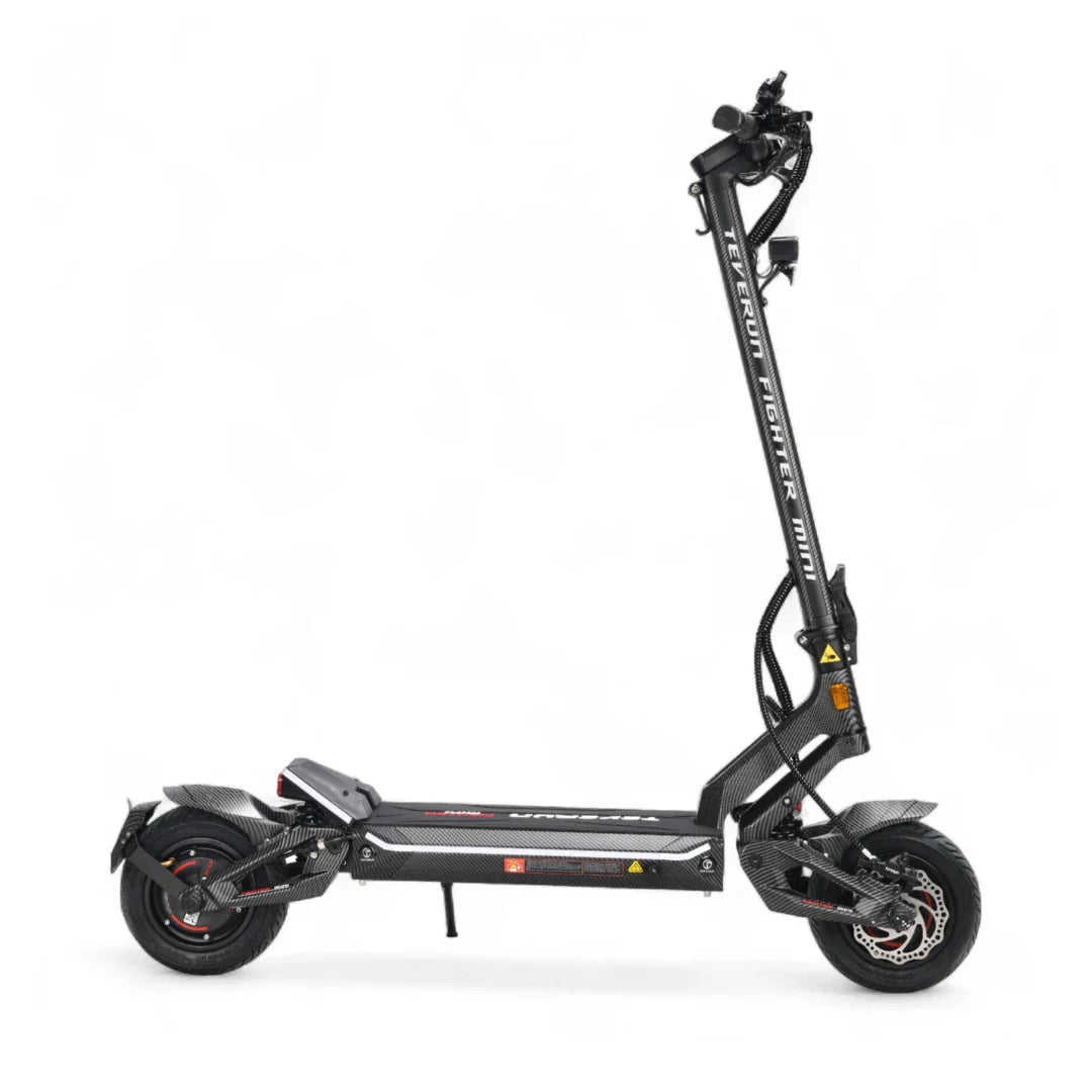 Crni električni romobil Teverun Fighter Mini Pro, pogled sa strane na dizajn i karbonske detalje