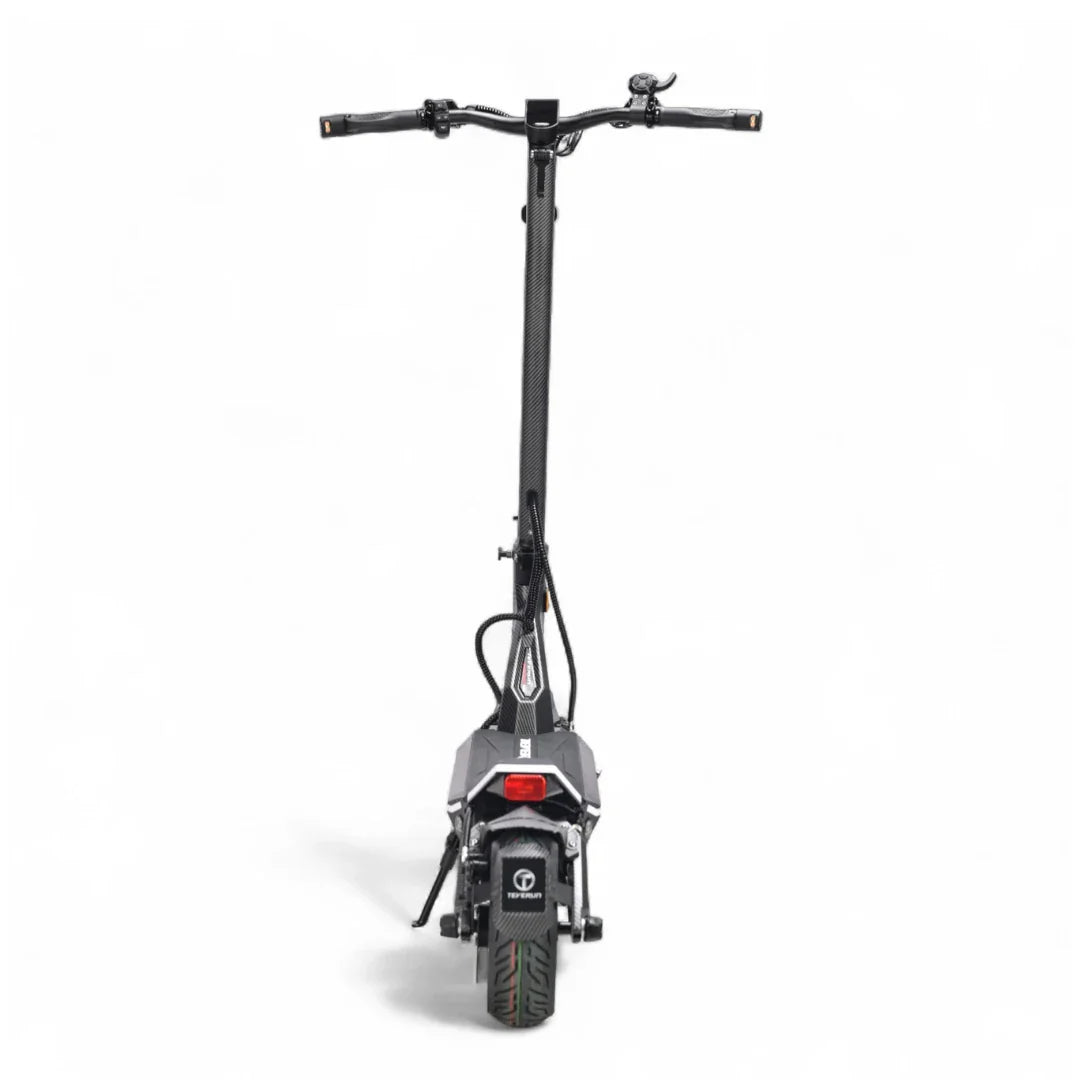 Električni romobil Teverun Fighter Mini Pro 2026, stražnji pogled na crni romobil s LED svjetlom