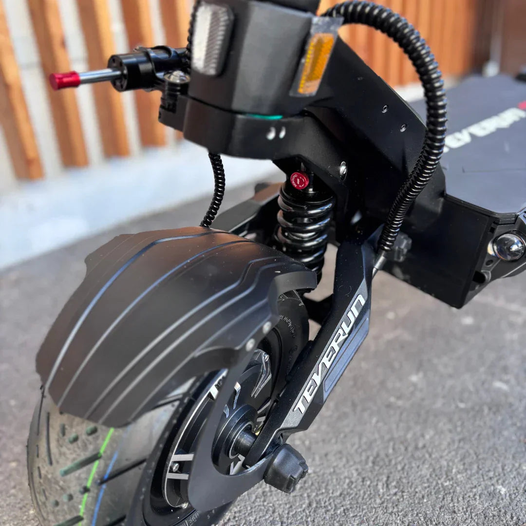 Prednji dio crnog električnog romobila Teverun Fighter Supreme s vidljivim ovjesom i blatobranom
