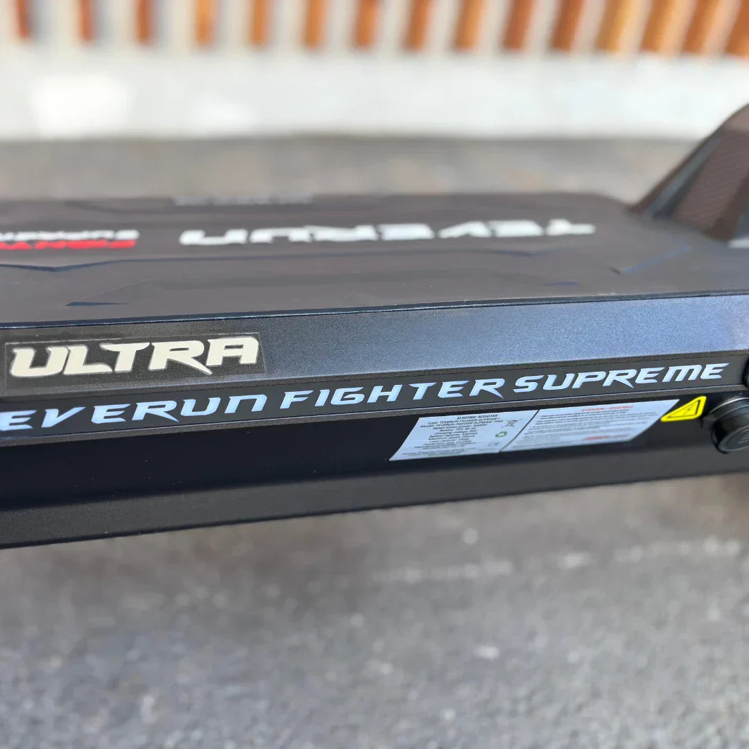 Krupni kadar gazišta električnog romobila Teverun Fighter Supreme 7260 Ultra s logotipom na boku