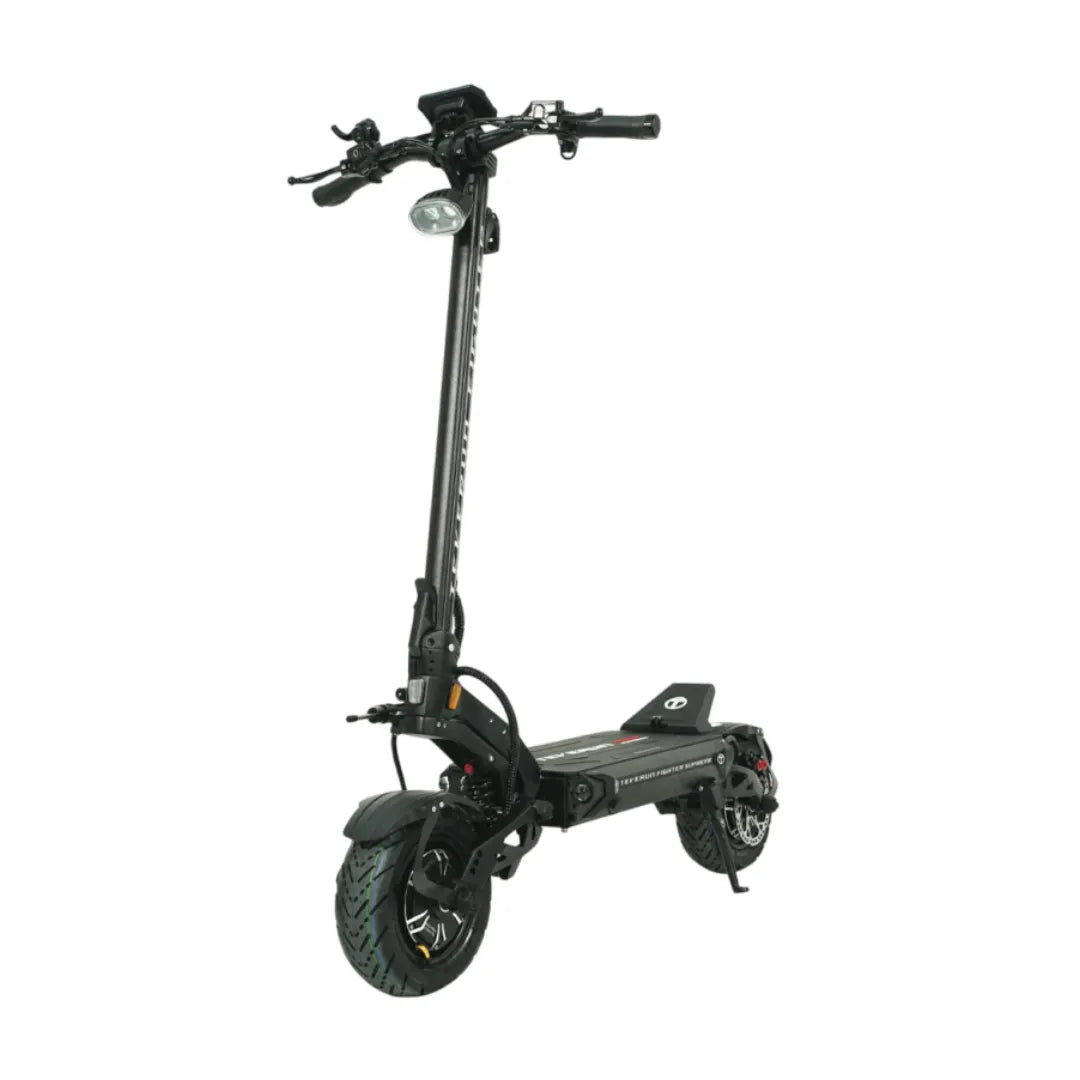 Crni električni romobil Teverun Fighter Supreme 7260 Ultra 2026, pogled sprijeda na bijeloj pozadini