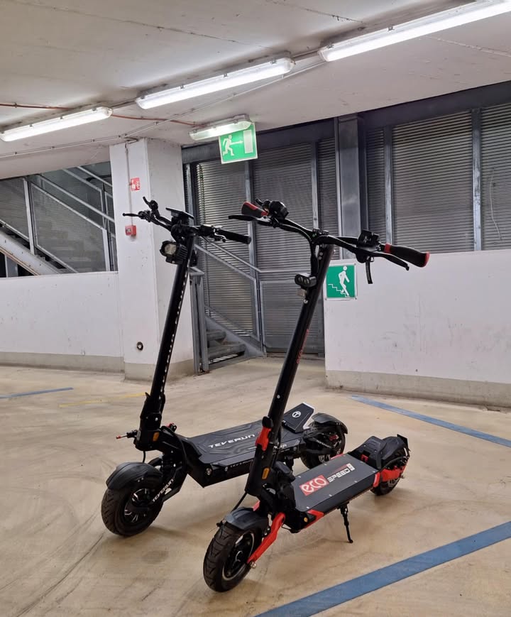 Električni romobil Teverun Fighter Supreme 7260 Ultra u crnoj boji parkiran u garaži