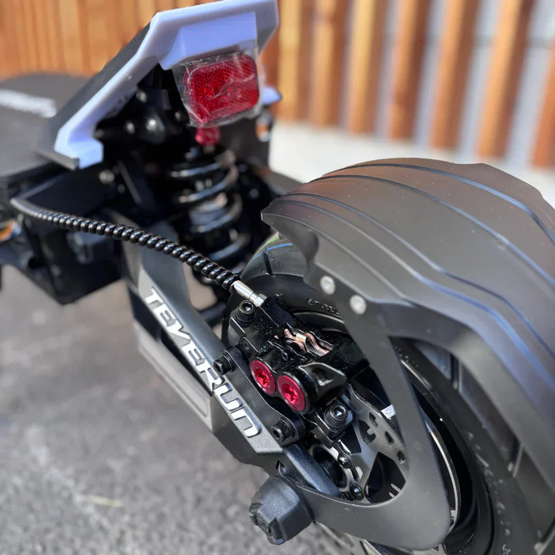 Detalj stražnjeg ovjesa i kočionog sustava električnog romobila Teverun Fighter Supreme 7260 Ultra