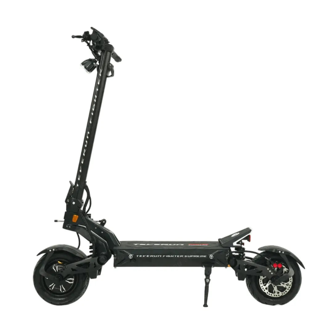 Crni električni romobil Teverun Fighter Supreme 7260 Ultra, bočni prikaz s osloncem na bijeloj