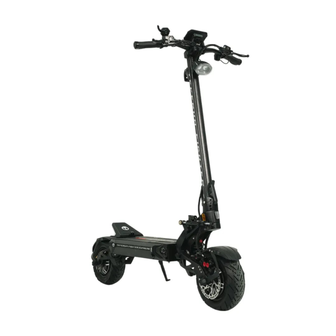 Crni električni romobil Teverun Fighter Supreme 7260 Ultra, pogled s boka na bijeloj pozadini
