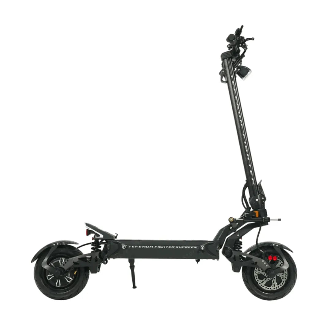 Crni električni romobil Teverun Fighter Supreme 7260 Ultra, profilni prikaz na bijeloj pozadini