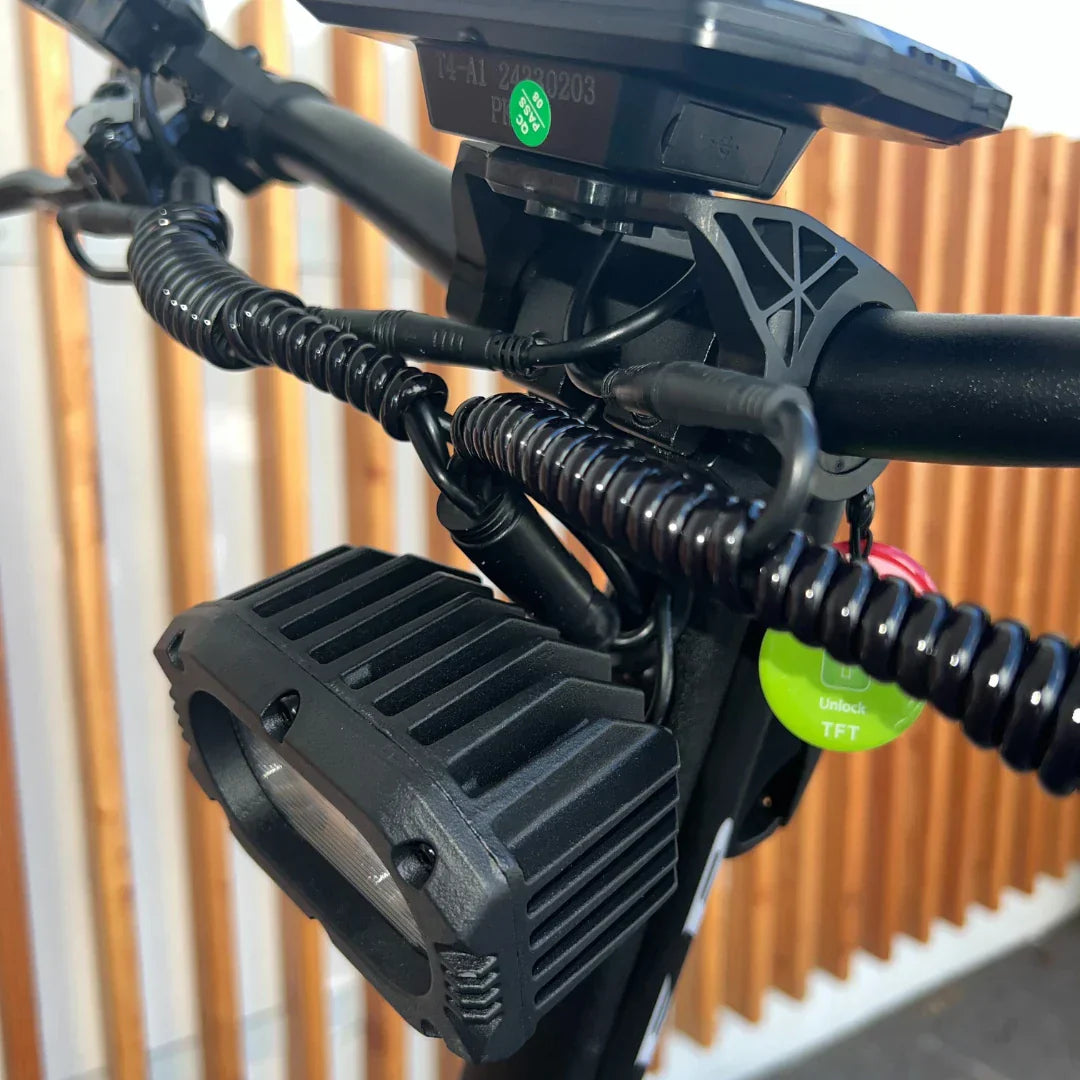 Prednje LED svjetlo i upravljač električnog romobila Teverun Fighter Supreme 7260 Ultra, krupni plan
