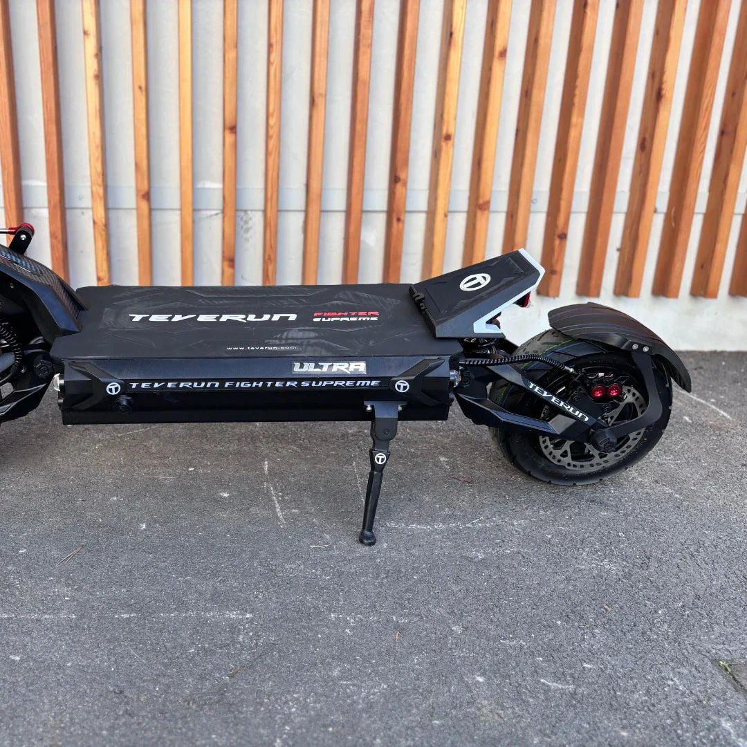 Električni romobil Teverun Fighter Supreme Ultra bočni pogled na crni okvir i stražnji kotač