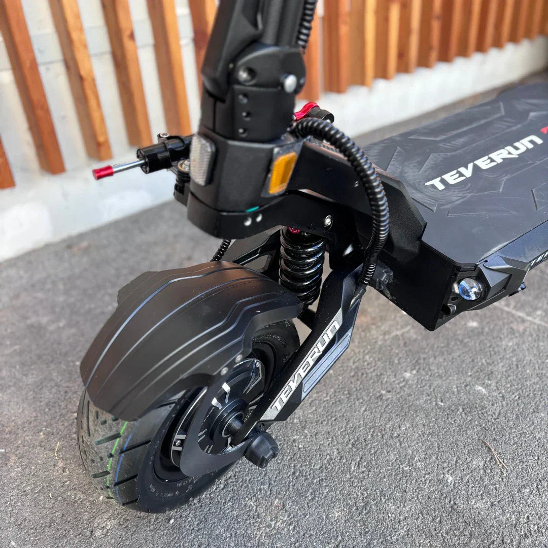 Krupni kadar prednjeg dijela crnog električnog romobila Teverun Fighter Supreme s amortizerima