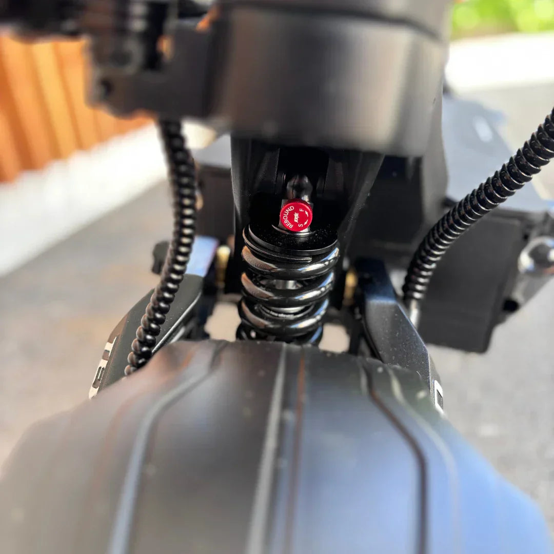 Krupni plan crvenog amortizera na električnom romobilu Teverun Fighter Supreme 7260 Ultra