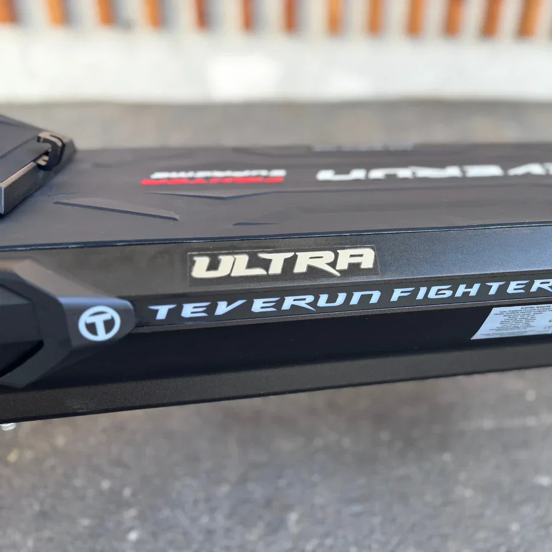 Krupni kadar gazišta električnog romobila Teverun Fighter Supreme s logotipom Ultra i natpisom