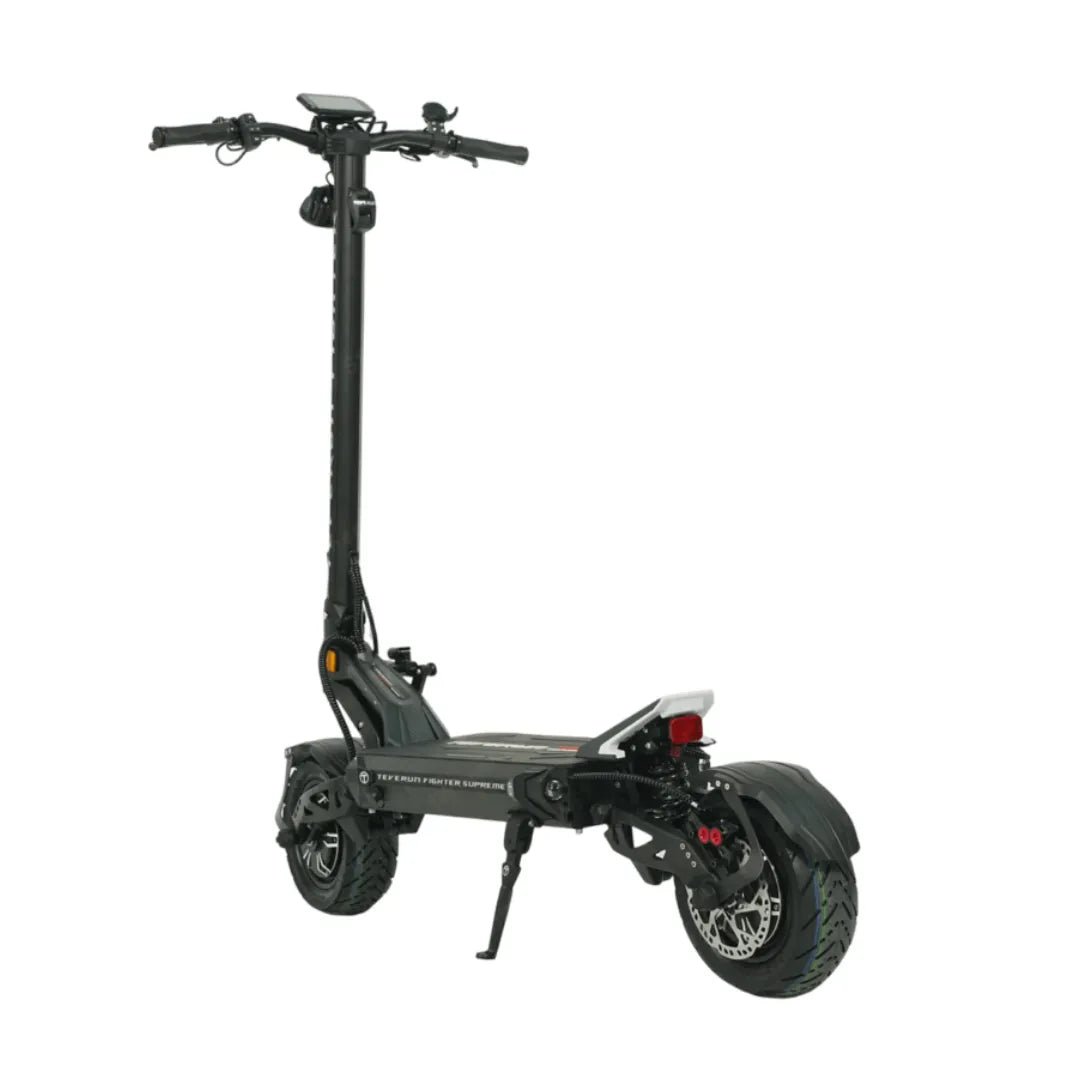 Crni električni romobil Teverun Fighter Supreme 7260 Ultra, pogled straga s bočne strane