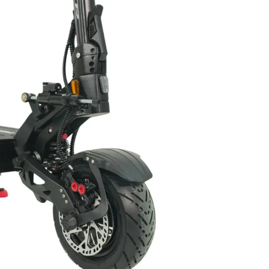 Krupni kadar prednjeg ovjesa i crnog kotača električnog romobila Teverun Fighter Supreme 7260 Ultra