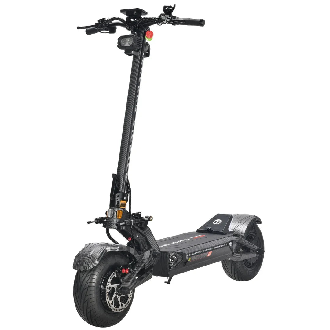 Električni romobil Teverun Fighter Supreme 7260R crne boje s karbonskim uzorkom u bočnom pogledu