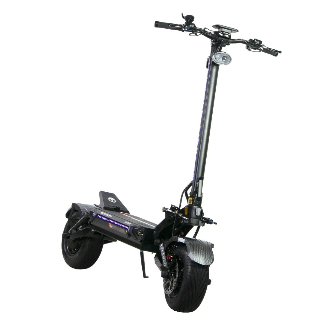 Crni električni romobil Teverun Fighter Supreme 7260R, pogled sprijeda na bijeloj pozadini