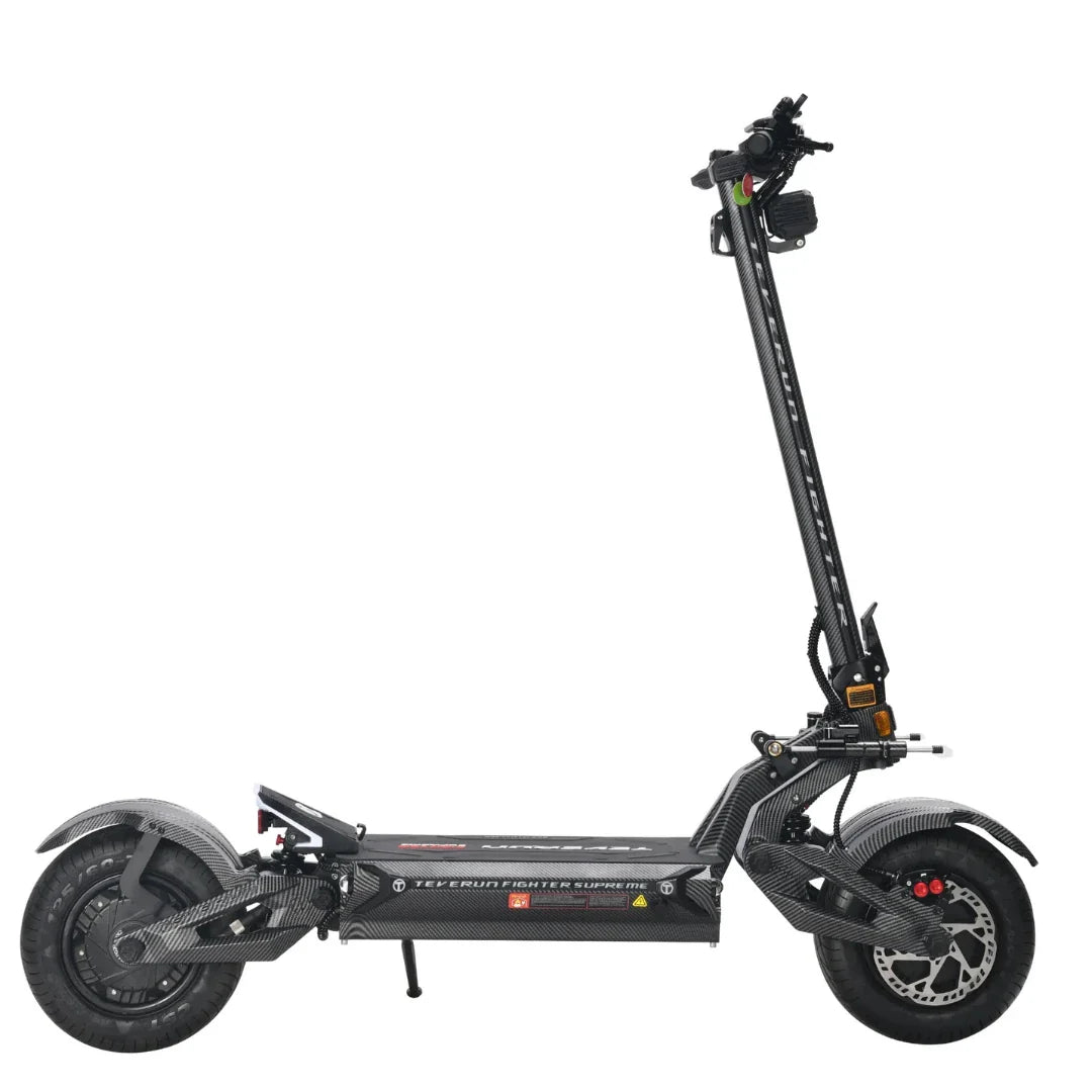Električni romobil Teverun Fighter Supreme 7260R bočnog profila crne boje s karbonskim detaljima