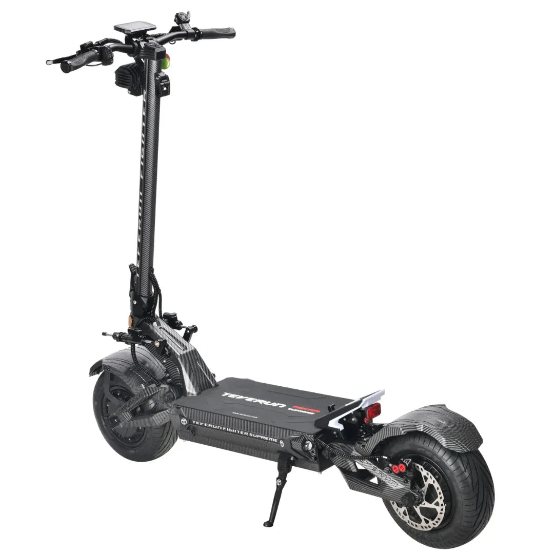 Električni romobil Teverun Fighter Supreme 7260r, pogled s boka na crni model karbonskog uzorka