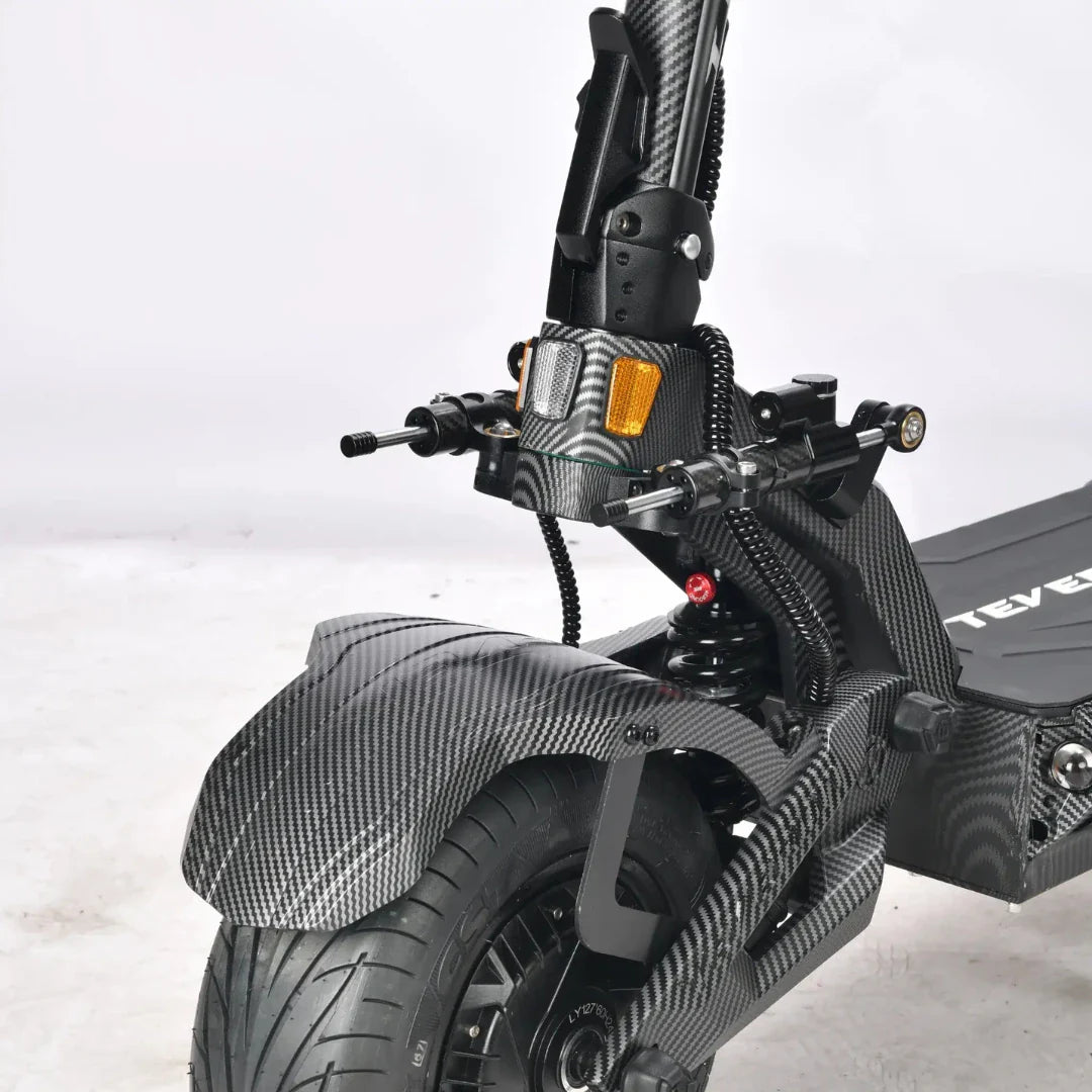 Prednji dio električnog romobila Teverun Fighter Supreme 7260R s detaljem ovjesa i karbonskim