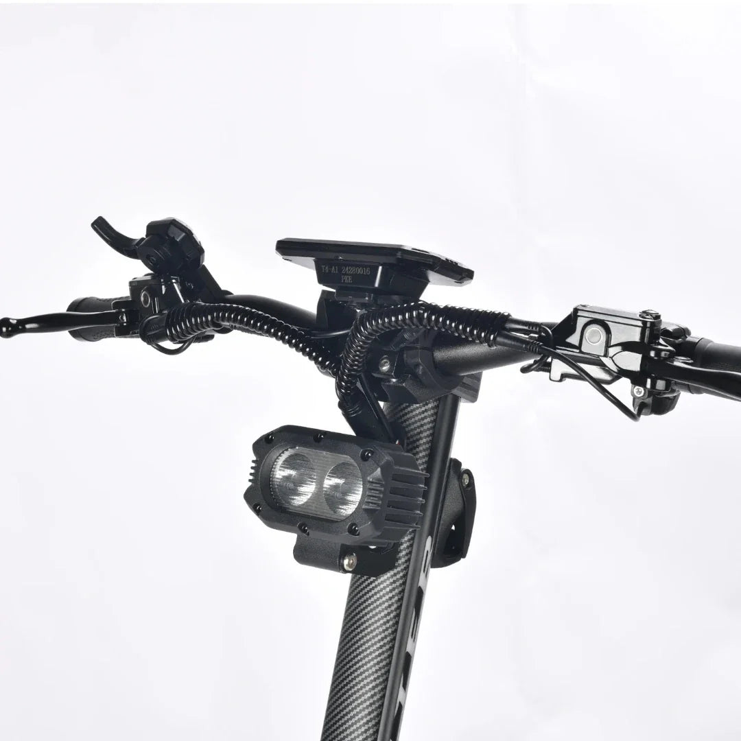 Prednji dio upravljača električnog romobila Teverun Fighter Supreme 7260R s crnim LED svjetlom