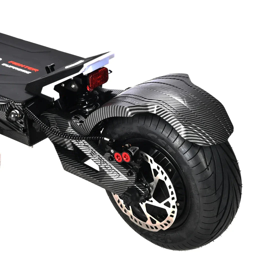 Stražnji dio električnog romobila Teverun Fighter Supreme 7260R s karbonskim blatobranom i kočnicom