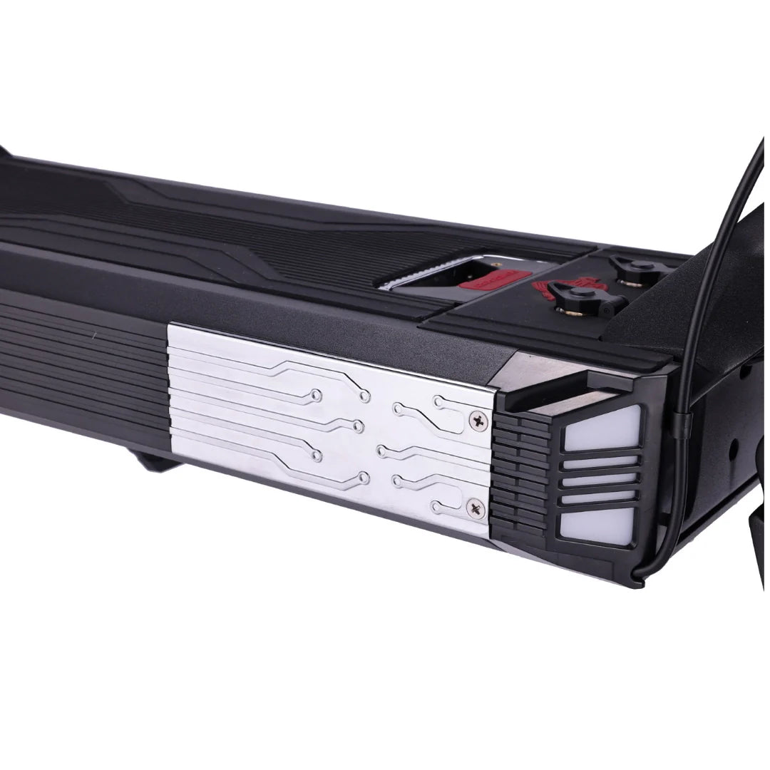 Detalj bočne stranice i platforme električnog romobila Vsett 10 Apex s LED osvjetljenjem