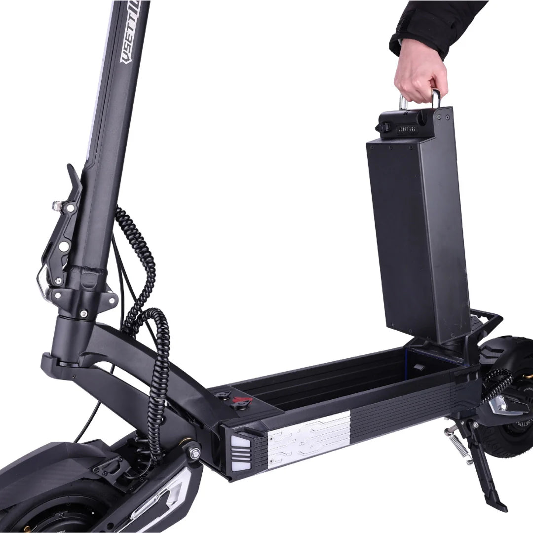 Ruka vadi crnu prijenosnu bateriju iz okvira električnog romobila Vsett 10 Apex