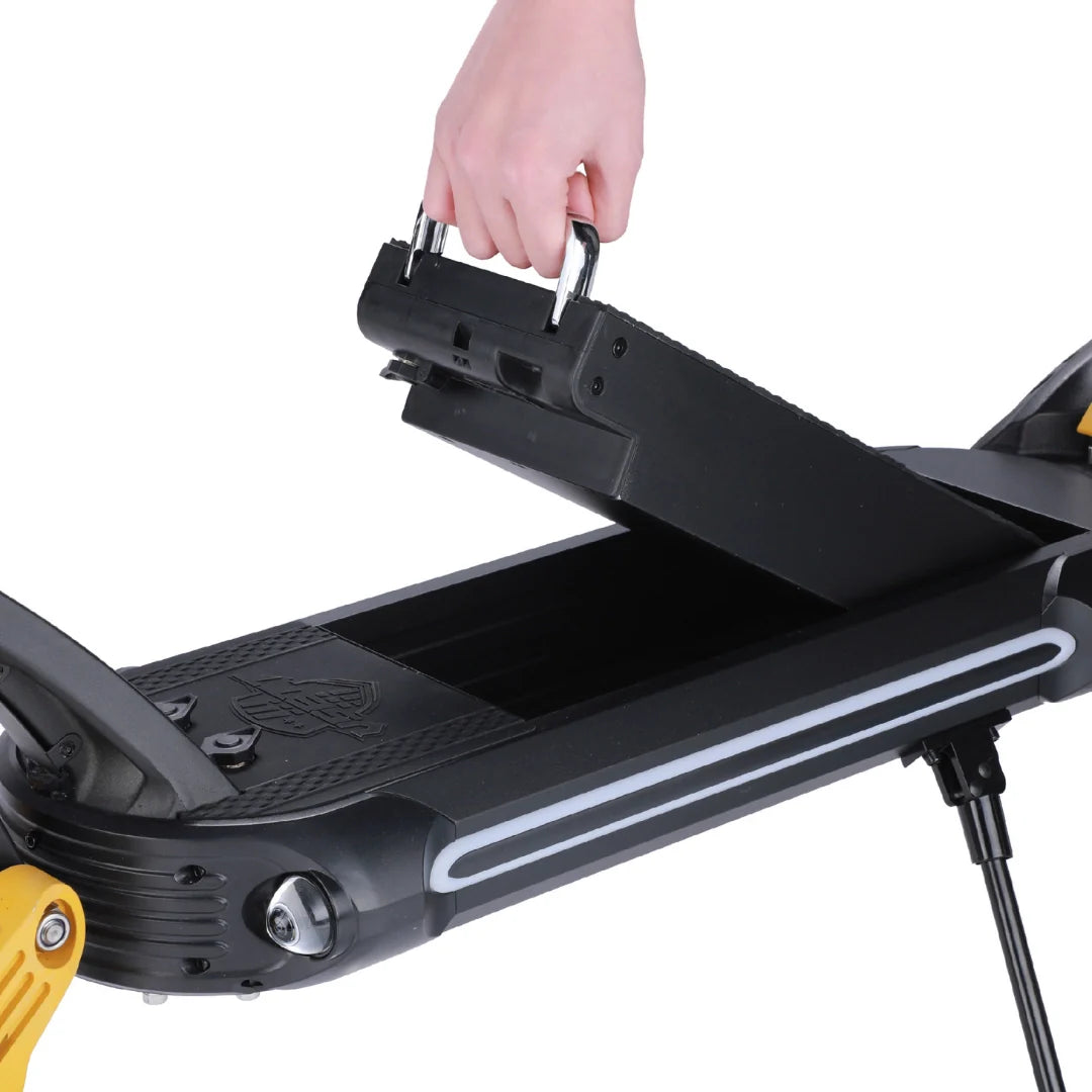 Ruka podiže poklopac pretinca za bateriju na crnom električnom romobilu VSETT 10+ Light