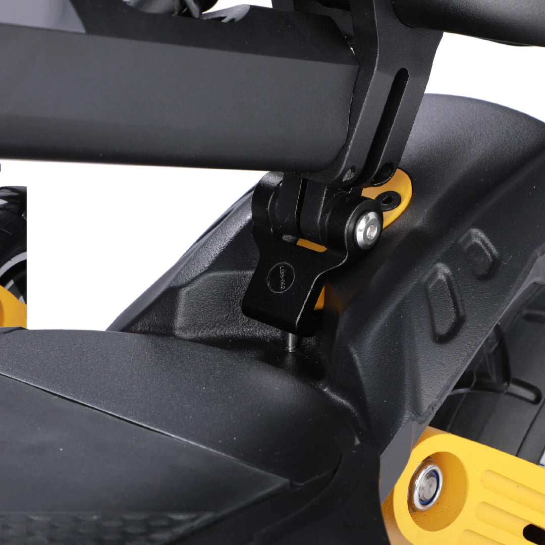 Detalj mehanizma za sklapanje električnog romobila Vsett 10 Light crne boje sa žutim detaljima
