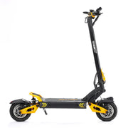 Električni romobil Vsett 10+ Super crno-žute boje bočni pogled na bijeloj pozadini