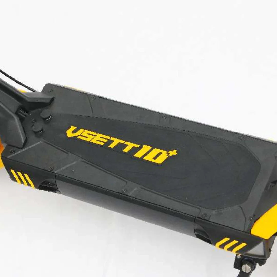 Električni romobil Vsett 10+ Super, krupni kadar crno-žutog gazišta s logotipom modela