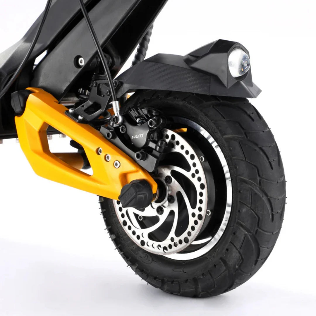 Detaljan prikaz stražnjeg kotača i Nutt disk kočnice električnog romobila VSETT 10+ Super