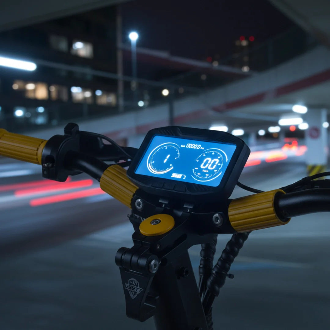 Digitalni zaslon i upravljač električnog romobila Vsett 10+ Super s pogledom noću