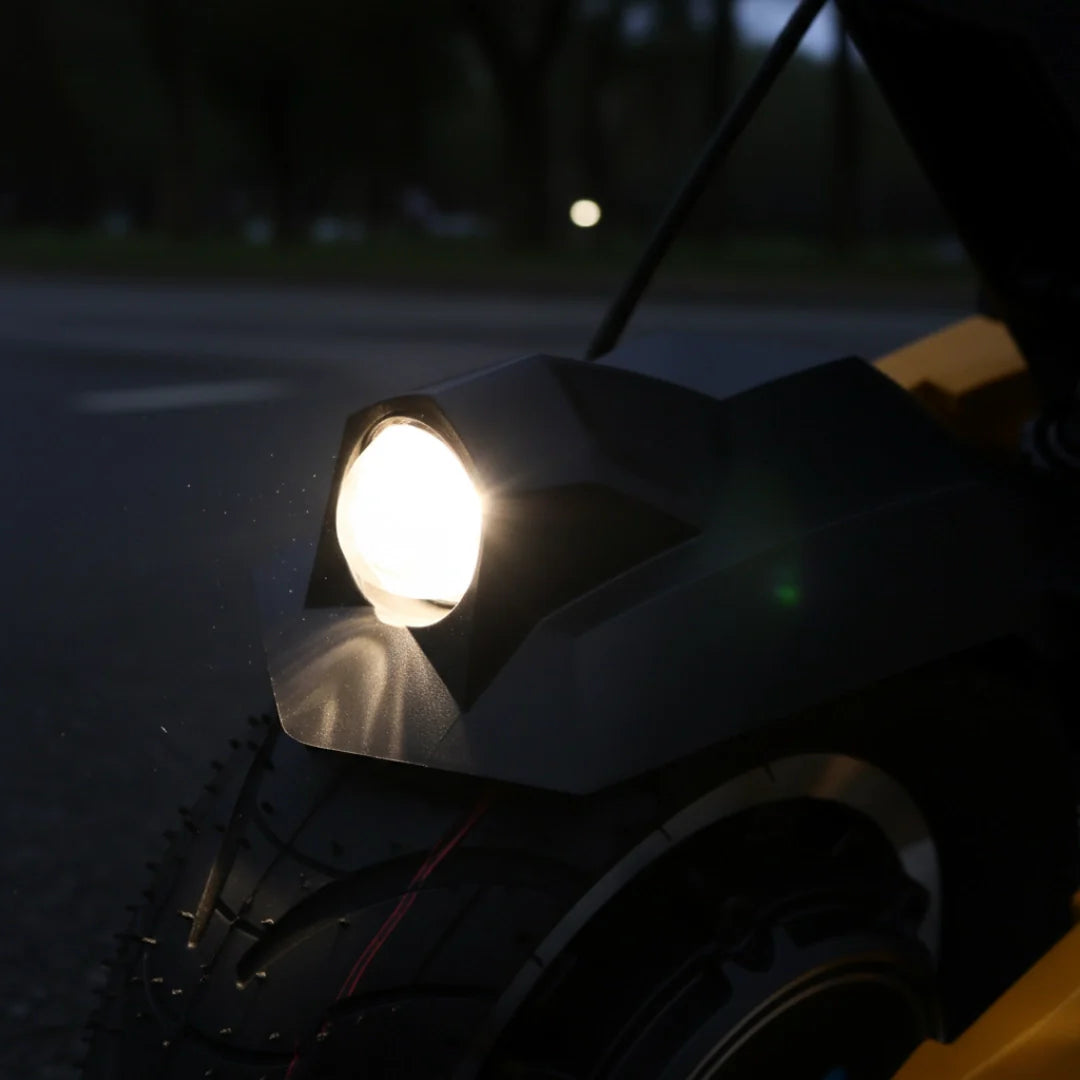 Prednje LED svjetlo na električnom romobilu Vsett 10 Plus Super u mraku, krupni kadar