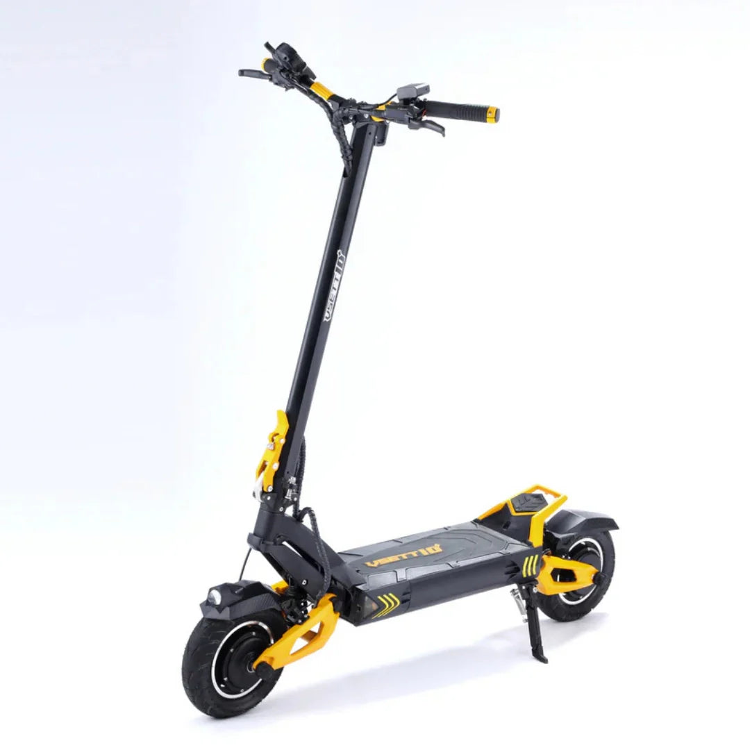 Električni romobil Vsett 10 Plus Super crno-žute boje, pogled s bočne strane na bijeloj podlozi