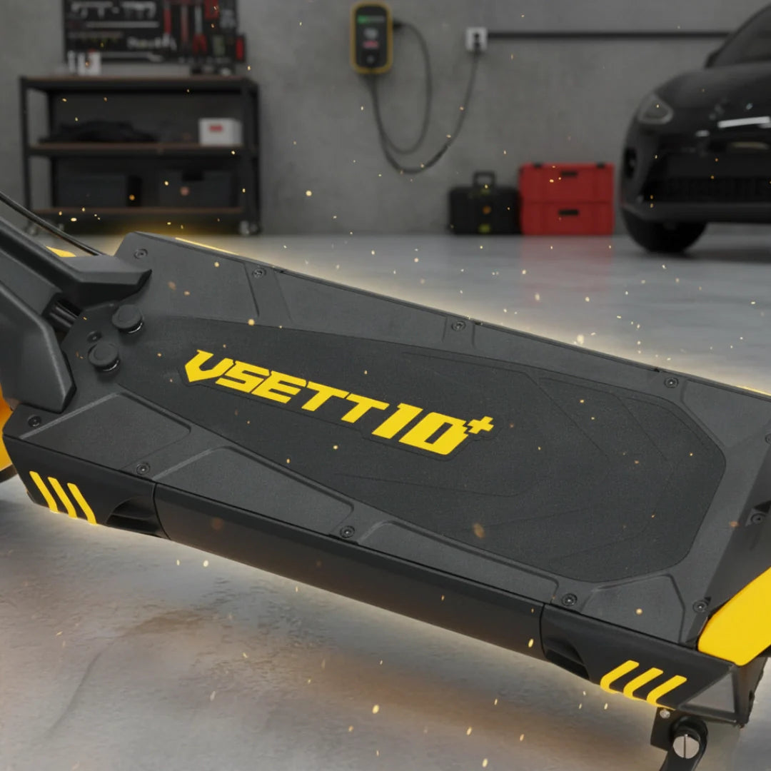 Električni romobil Vsett 10 plus, pogled na crno-žutu podnicu s logotipom u garaži