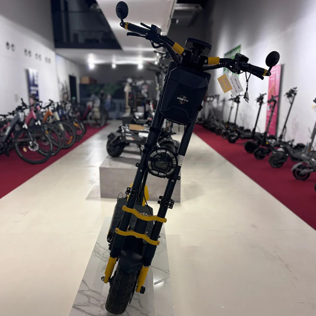 Prednji pogled na električni romobil Vsett 11 Super crno-žute boje s torbicom i svjetlom