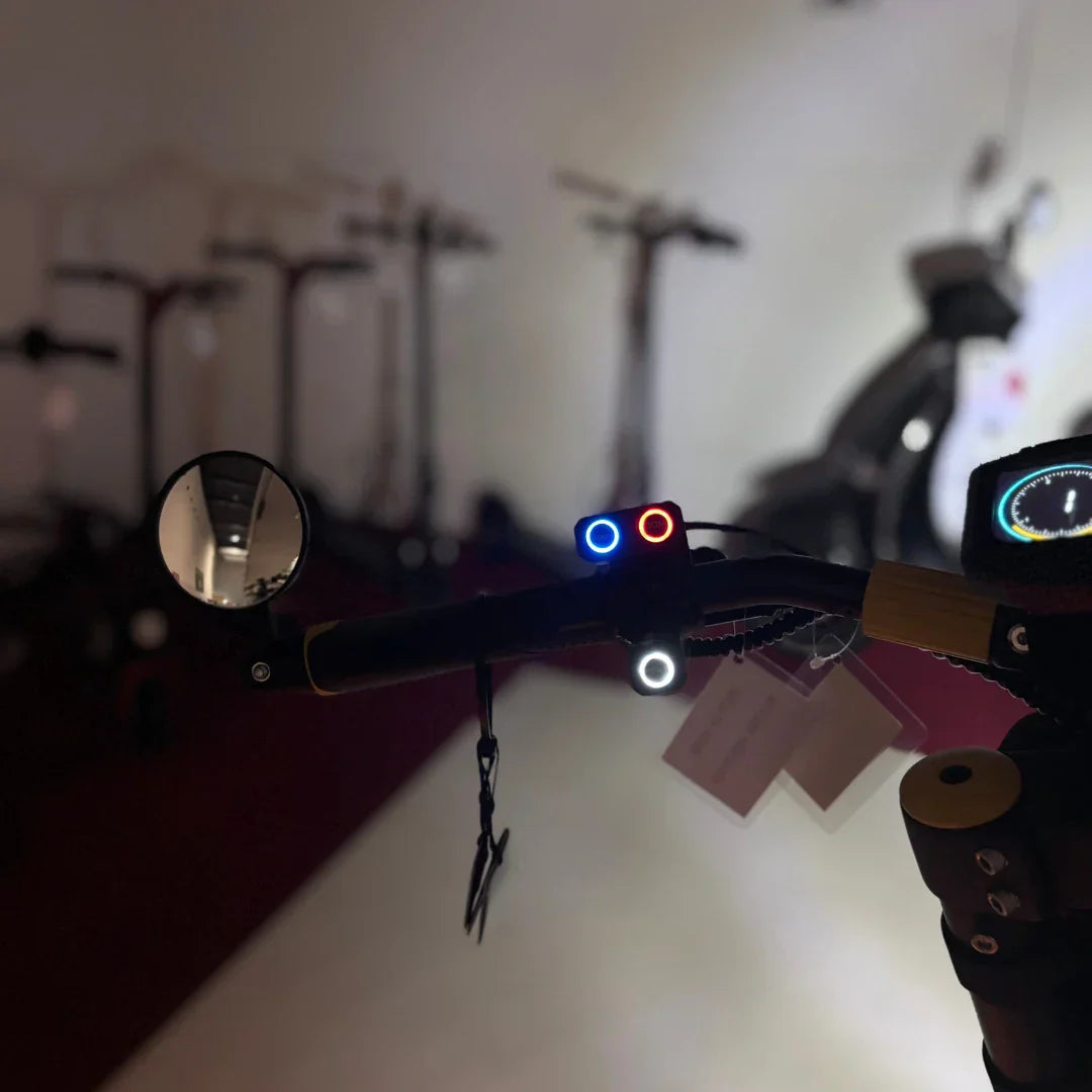 Detaljan prikaz upravljača električnog romobila Vsett 11 Super s LED prekidačima i retrovizorom