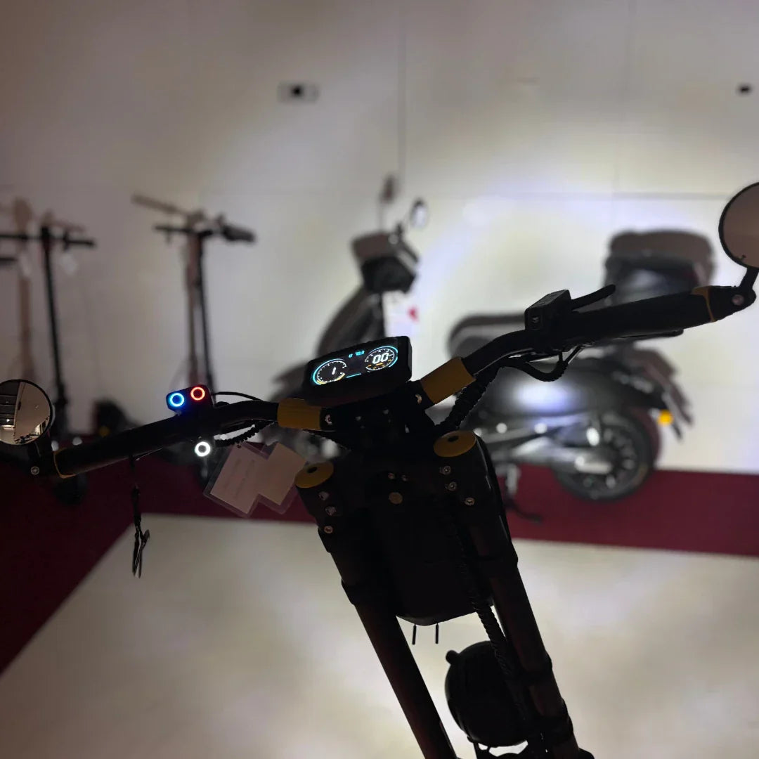 Upravljač električnog romobila Vsett 11 Super s detaljnim prikazom digitalnog zaslona i tipki