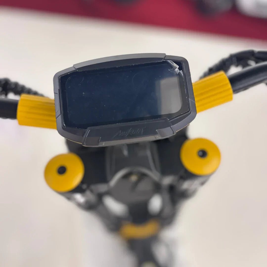 LCD zaslon električnog romobila Vsett 11 Super, pogled na upravljač s crno-žutim detaljima