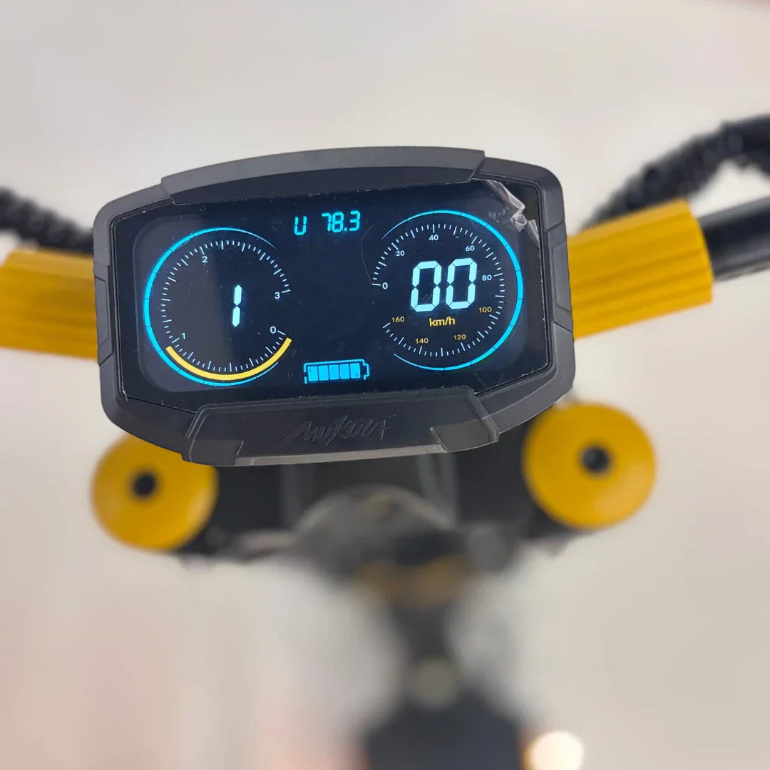Digitalni zaslon električnog romobila Vsett 11 Super s prikazom brzine i napona baterije