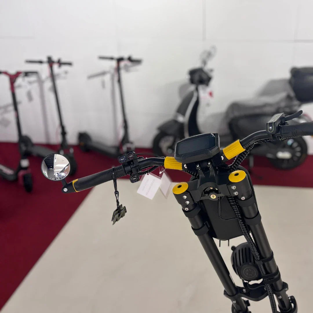 Krupni plan upravljača crno-žutog električnog romobila Vsett 11 Super s retrovizorom i zaslonom