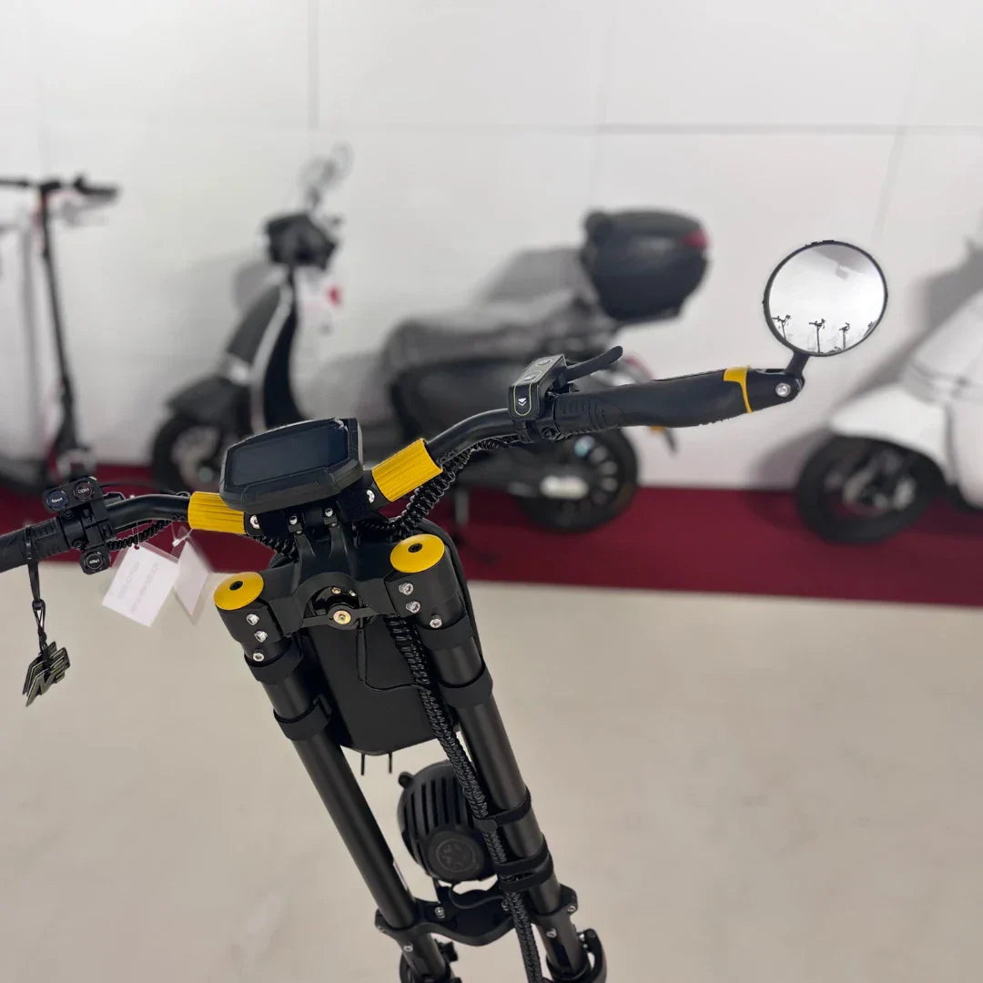 Električni romobil Vsett 11 Super pogled na crni upravljač sa žutim detaljima i retrovizorom