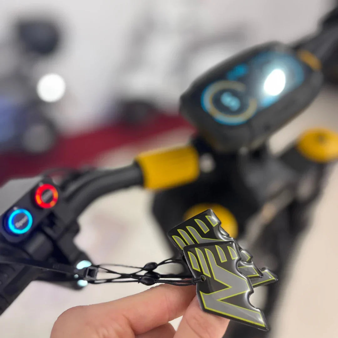 Detalj upravljača električnog romobila Vsett 11 Super s crno-žutom oznakom modela u ruci