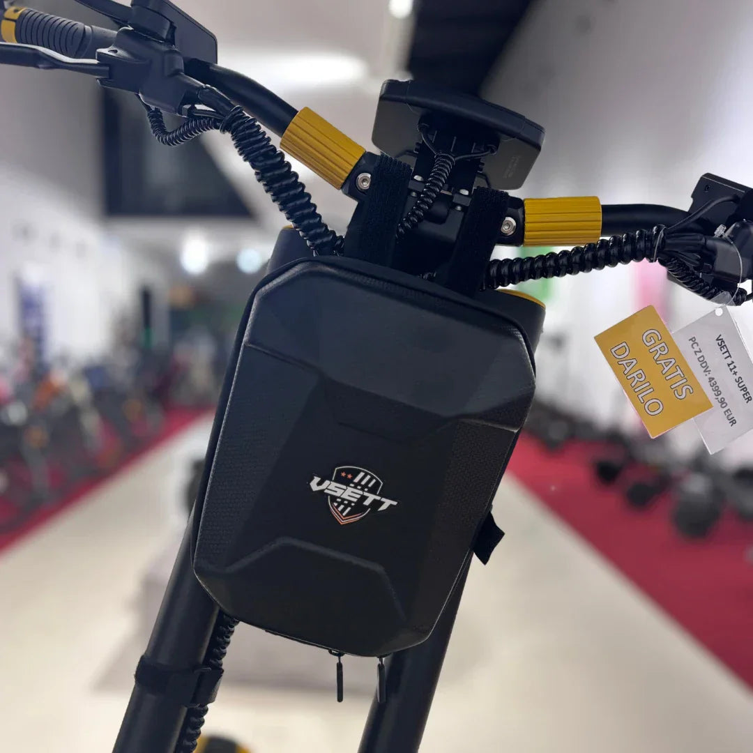 Crna torbica na upravljaču električnog romobila Vsett 11+ Super s detaljima u žutoj boji