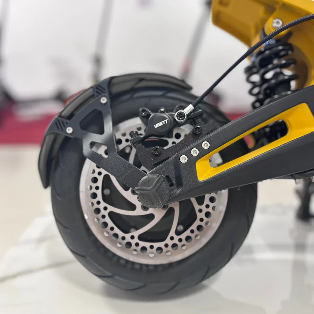 Krupni kadar stražnjeg kotača i disk kočnice električnog romobila Vsett 11 Super žute boje