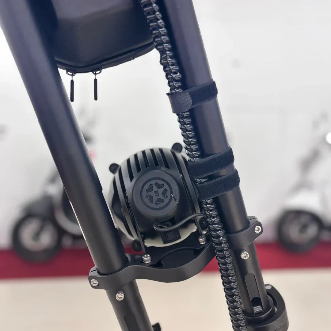 Krupni plan prednjeg svjetla crnog električnog romobila Vsett 11+ Super s detaljem ovjesa i kablova